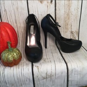 Steve Madden Size 10 Black Ankle Strap Heels